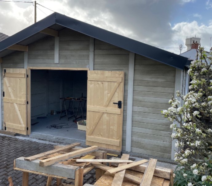 Abri de jardin en béton aspect bois 2 pentes